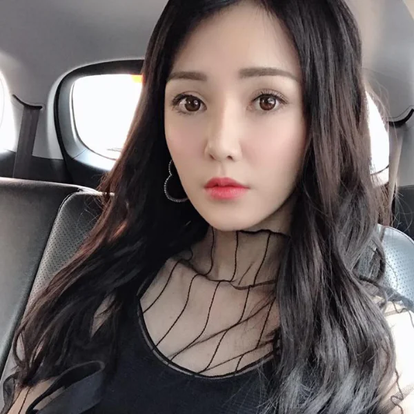 本土女星陳子玄穿「胸前中空裝」！秀雙 C 雪乳夜晚秒變戰鬥服
