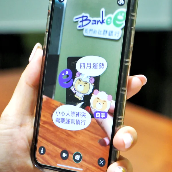 刷卡也要好時尚！信用卡不只有支付功能還能當你的「唐老師」　網友：除了運勢還有療癒語錄！
