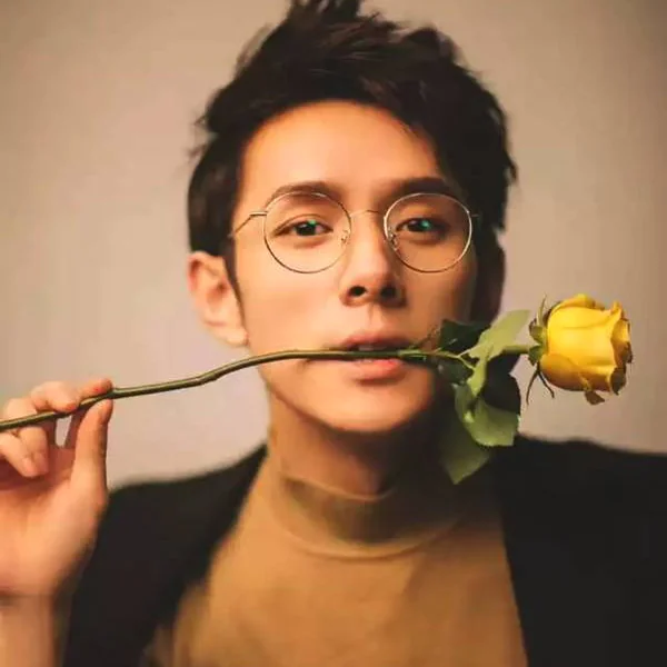 男人噴了秒變小奶狗、女人噴了仙氣爆棚！口紅哥狂推 2 款男女噴都超迷人的「仙氣香」！