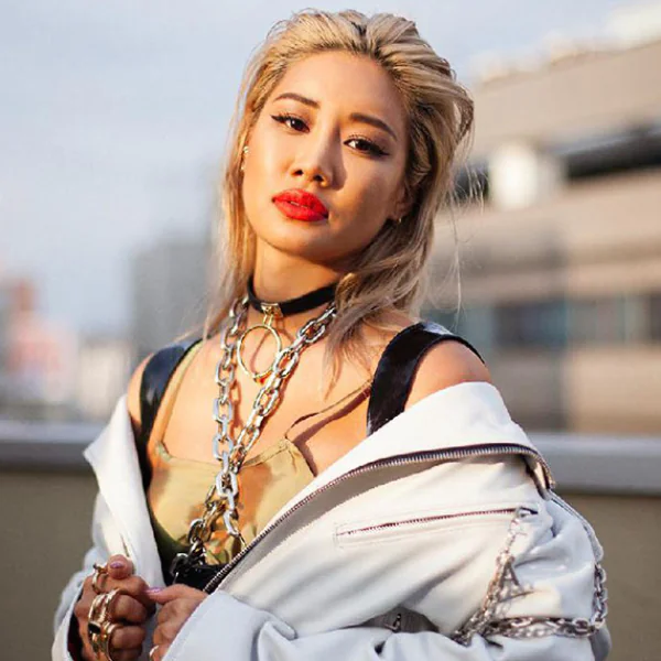 肯爺、GD、KAWS 都愛她！連 Nike、Dior 都搶著合作！這位金髮潮妞憑什麼讓時尚潮流圈都為她瘋狂？
