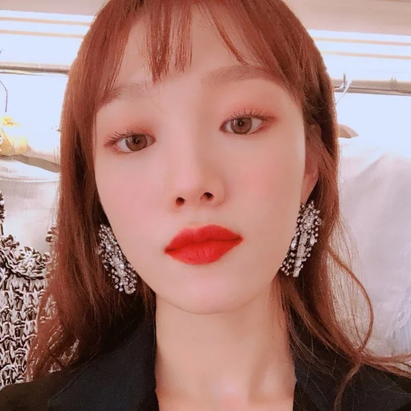 轉行當美妝博主？李聖經自拍「夾睫毛教學影片」原來根根分明的自然睫毛是這樣畫的！