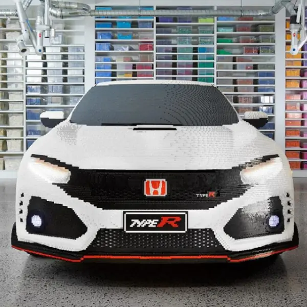 帥到哭！神人用 32 萬個樂高積木打造 1 比 1「Honda Civic Type R」跑車模型　車燈還能操作發光！