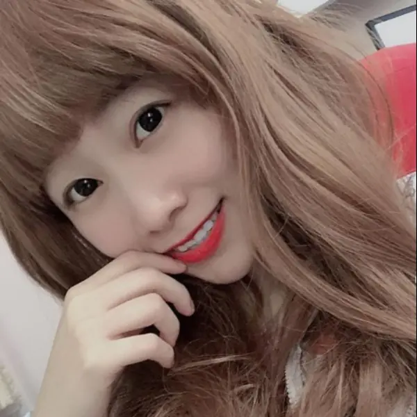 S 曲線一覽無遺！「路路」超透「低胸薄紗」飄仙氣　網戀愛：這身材不科學！