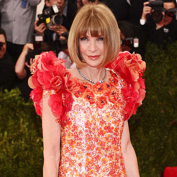 《穿著 Prada 的惡魔》也有甜美的時候？從 Met Gala 看女魔頭安娜溫圖歷年的外型演變！