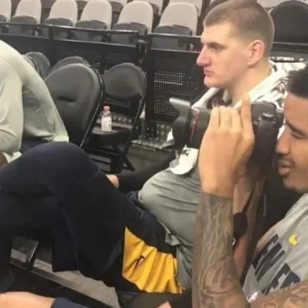 我胖我驕傲！Jokic「老爸啤酒肚」照打 65 分鐘　霸氣回覆酸民：「我就算胖也還是可以在 NBA 打球！」