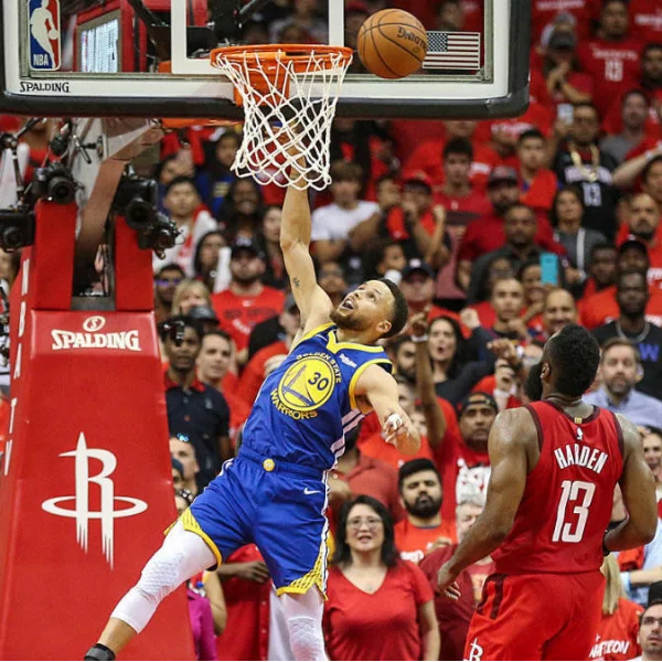 嘴好嘴滿！Curry「灌籃放槍」連隊友追夢綠的媽媽都看不下去：「簡單上籃拿 2 分有很難嗎！」