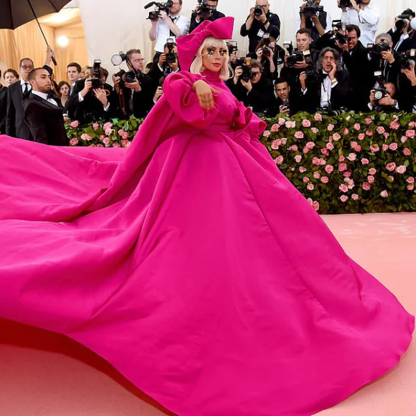 全場記者都為 Lady Gaga 尖叫！Met Gala 女星紅毯　Cardi B 端出本屆最狂裙擺比拚麻辣雞！