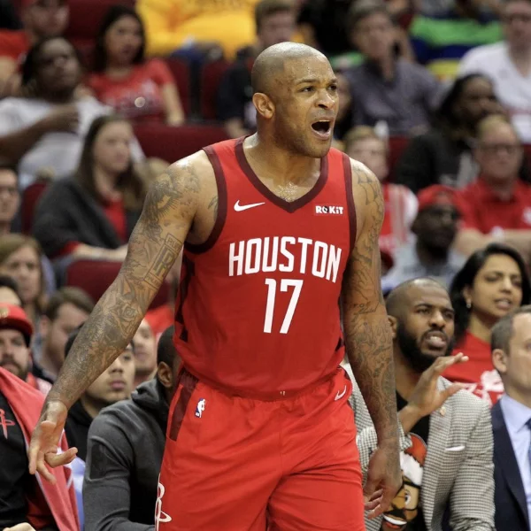 耍大牌？PJ Tucker 對待工作人員「不尊重」畫面曝光　把人當吊衣架、送東西來當場狠摔在地！