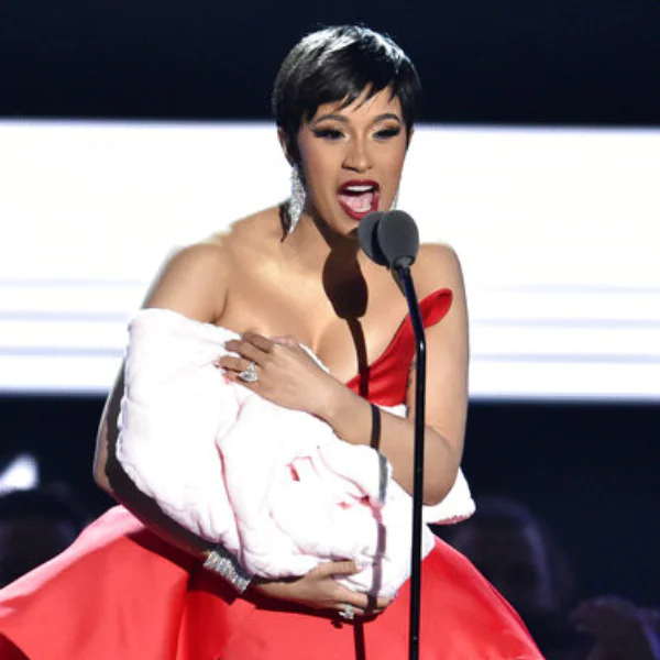 來戰星座！Cardi B 直言「女兒偏偏是巨蟹座讓我好焦慮」　點出這些缺點引網友瘋狂論戰！