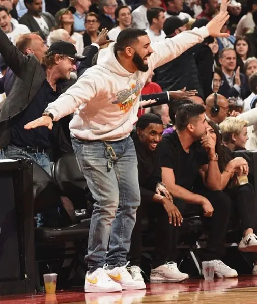 囂張沒有落魄的久！七六人在暴龍主場被慘電 36 分　老闆 Drake 故意模仿 Embiid「開飛機」嘲笑對方！