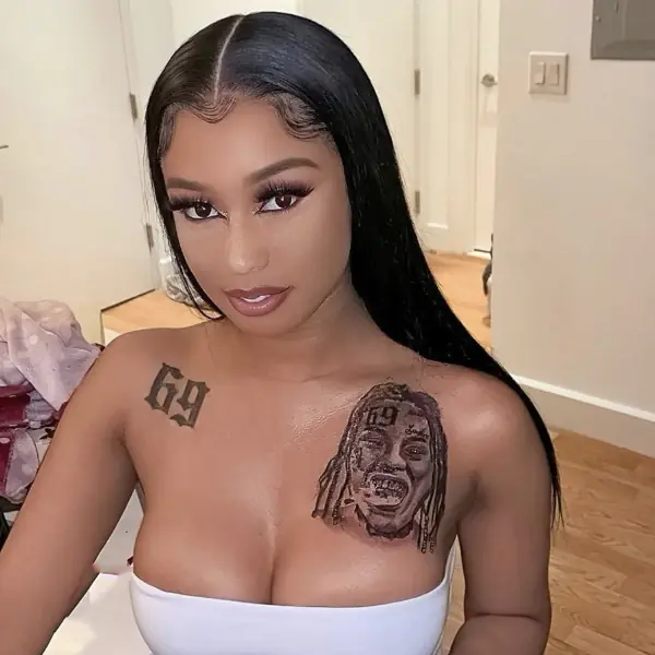 該說是真愛嗎？Tekashi69 女友把他的「大面積猙獰頭像」直接刺青在胸部上！