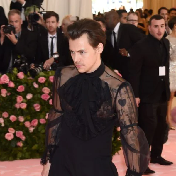 【名人 J 樣穿】哈利史泰爾斯薄紗裝驚豔 Met Gala　其實男生穿起「連身褲」也可以很帥氣！