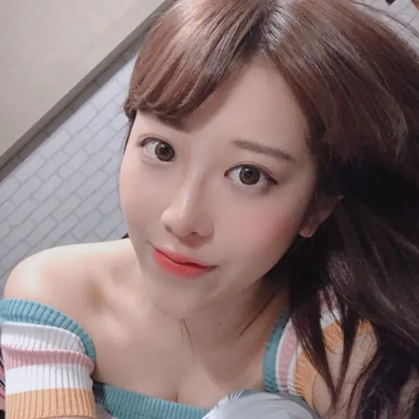「烏鴉」開箱夜市盲包！「美麗妄娜」試穿超小件童裝「雙峰炸出」　網：目光都在她身上