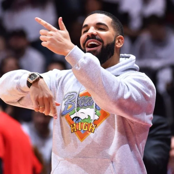 西方神秘力量！暴龍老闆 Drake 故意穿「七六人」球褲看比賽　網友：「這魔咒真的太靈！」