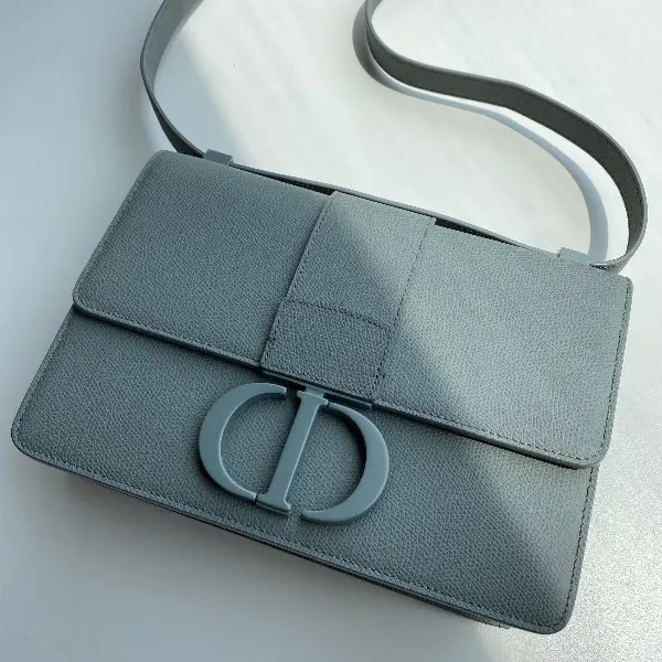 「Dior 30 Montaigne」4 大看點一篇盤給你：小珍妮佛、Angelababy 都搶著揹！