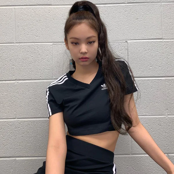 Jennie 機場穿搭「胸口大開」網驚：裡面竟沒穿？
