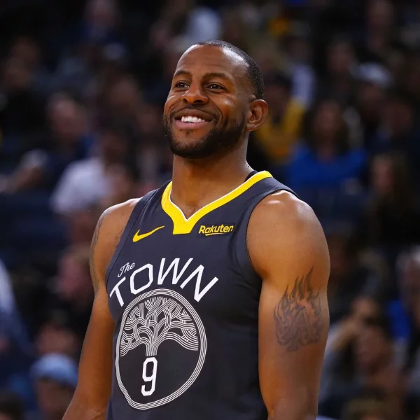 一到季後賽就開掛！Iguodala 關鍵時刻守死 Lillard　勇士 3 分差逆轉擊敗拓荒者豪奪 2 連勝！