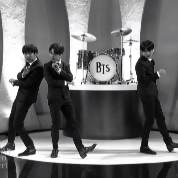 你見過這樣的 BTS 嗎？防彈少年團致敬披頭四復古風表演〈Boy With Luv〉樂迷大讚「又戀愛一次了！」