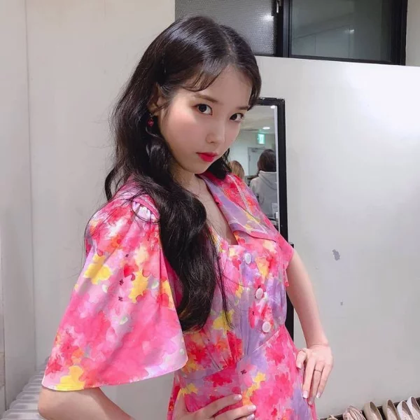 Yeri 撞衫 IU「大媽洋裝」！網評：這對比有點狠