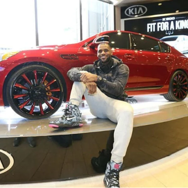 【老 J 推車】這就是皇上的座駕！細數詹皇「跑車收藏 Top 10」法拉利、保時捷、賓士炫到不行！