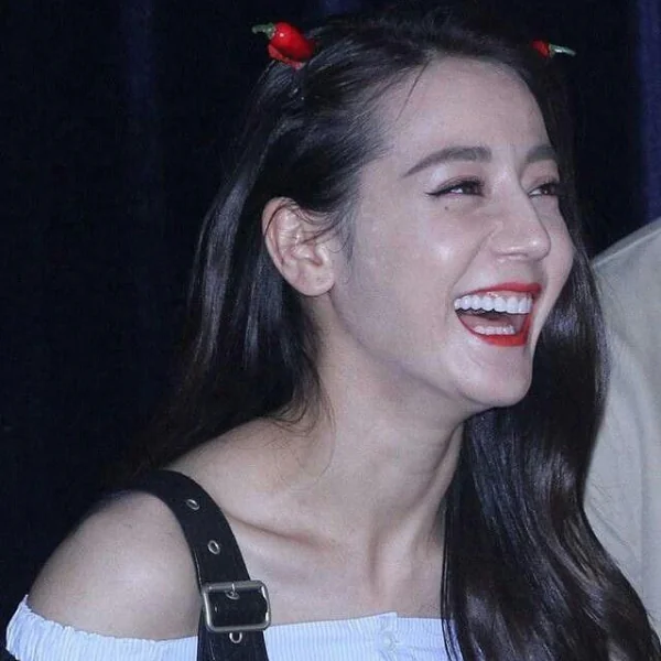 迪麗熱巴、Angelababy 都難逃「妝容爆油」危機！超有效「定妝 3 招」浮粉、溶妝輕鬆自救～