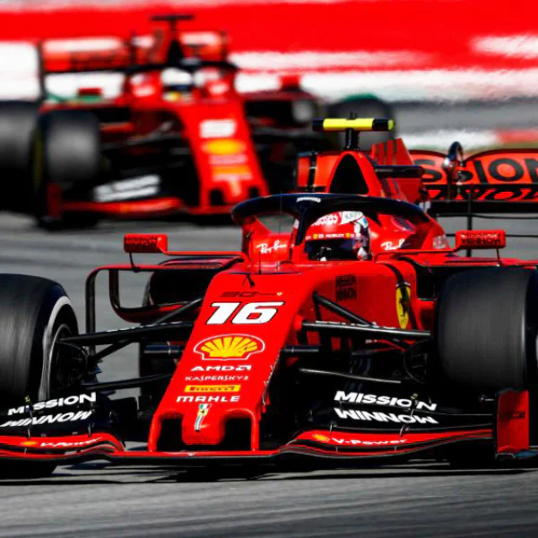 你以為 F1 手的代步車都是猛獸級？！   網友嚇到笑：我的車都比他猛！