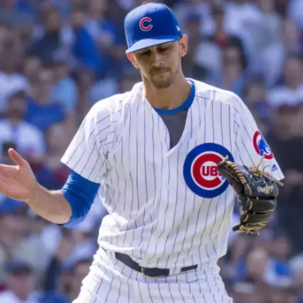 隔行如隔山？MLB 小熊救援投手打擊「站超遠」讓主播傻眼　網友譏諷：「好像 8 歲小孩在揮棒！」