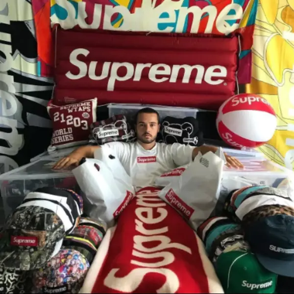 我穿著我最貴的 Supreme 去相親，結果人家扭頭就走。