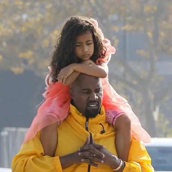 寵女無極限！原來 YEEZY 會出螢光綠配色只因肯爺女兒的「這句話」