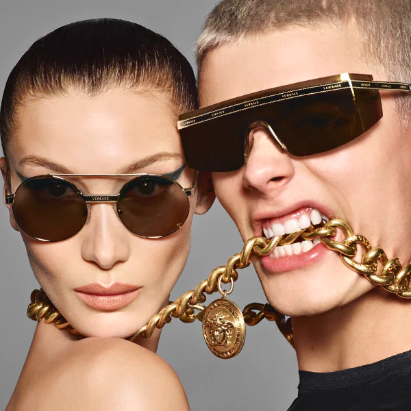 想要造型帥到掉渣？就戴上 Versace 2019 全新 Logomania 系列太陽眼鏡 讓你前衛又時尚！