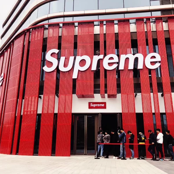 帶你走進「假 Supreme 分店」逛一圈！滑道、絕版聯名都有⋯Supreme 上海旗艦店風光開幕！