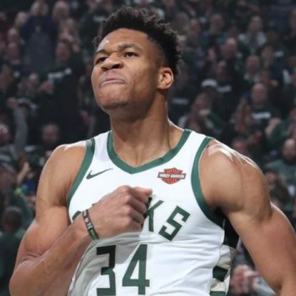 平均一個月賺 1 億！字母哥入選本季年度第一隊　將可簽下 NBA 史上最大合約！