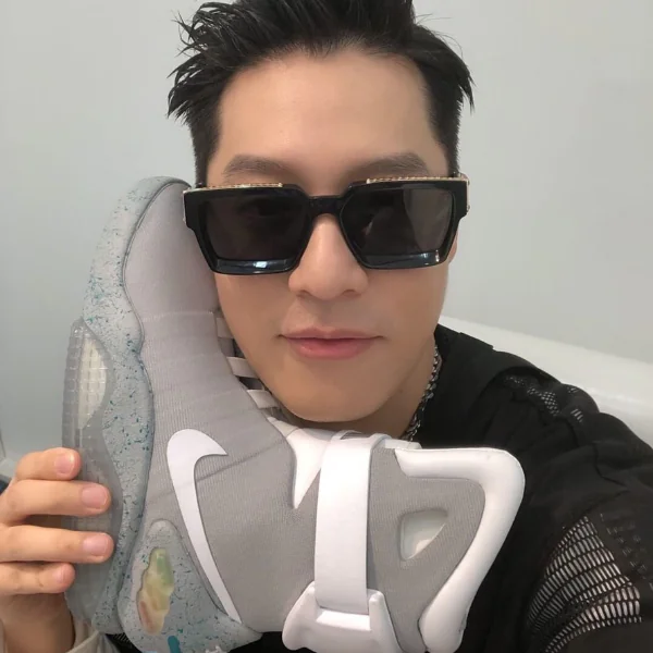 只有羨慕而已！周湯豪秀出要價數十萬的天價神鞋　網友：「或許是最狂的 Sneaker Phone 了」