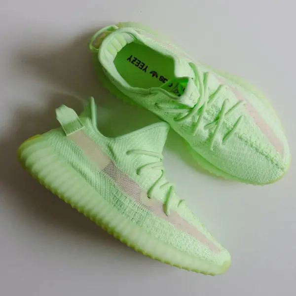這次居然是「全家尺寸」！肯爺為愛女打造 Yeezy 350 V2「螢光綠」終於在台開賣拉！