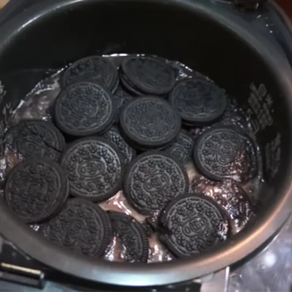 【腹仇者聯盟】童年的味道要崩壞了！把 OREO 跟孔雀餅乾加到飯裡煮會怎樣？超暗黑餅乾吃法大公開