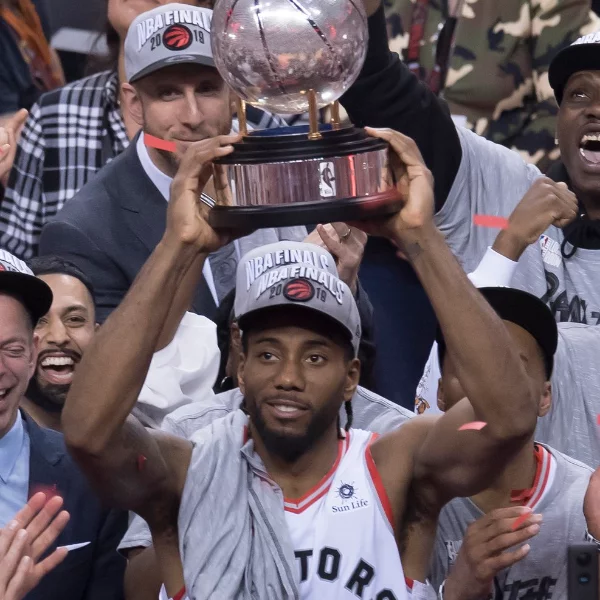終於嚐到東冠滋味！Kawhi Leonard 狂炸 27 分 17 籃板淘汰公鹿　暴龍隊史首次闖進總冠軍賽！