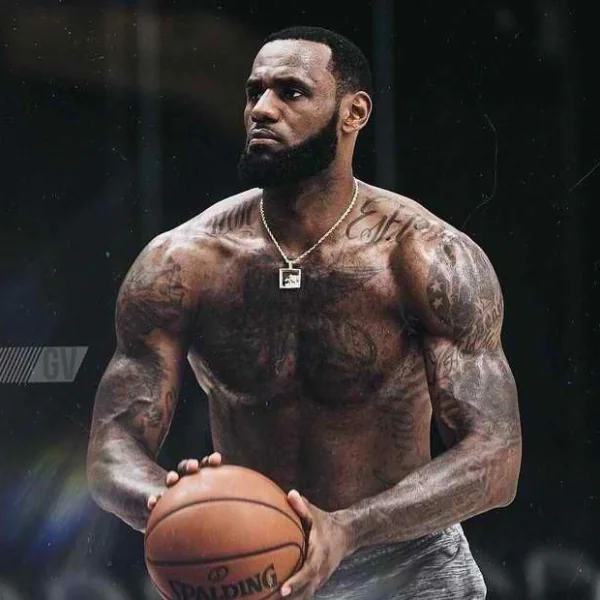 Kobe 的招我也會！詹皇凌晨 4 點就到洛杉磯湖人球館苦練　發動態表示：「早起的鳥兒有蟲吃！」