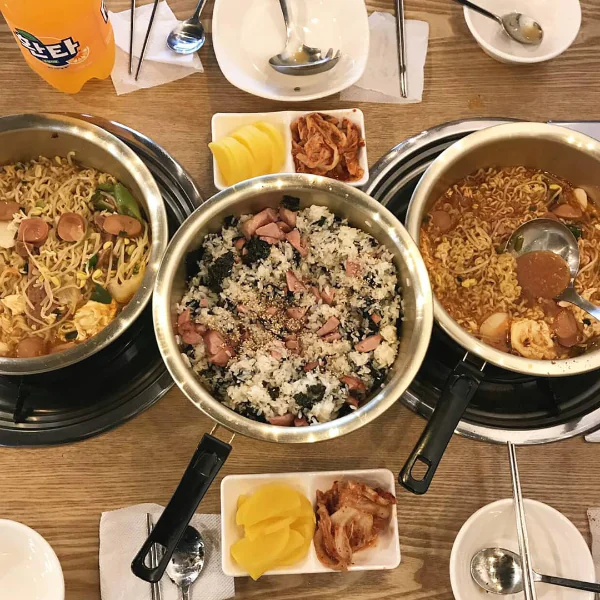 這 CP 值高到我整個就不爽了！韓國「泡麵吃到飽」餐廳不到台幣 150 元　滿滿配料隨你加到爆