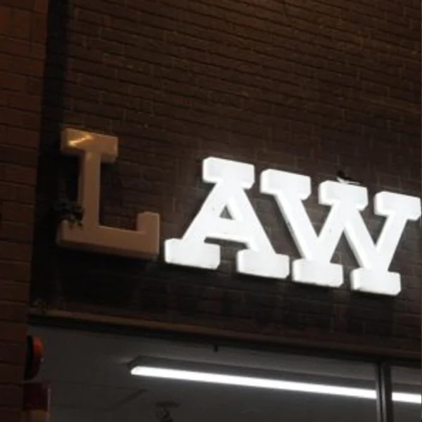 日本超商 Lawson 招牌 L 字首突然不亮了　路人好奇心問了店員才發現「背後暖心故事」！