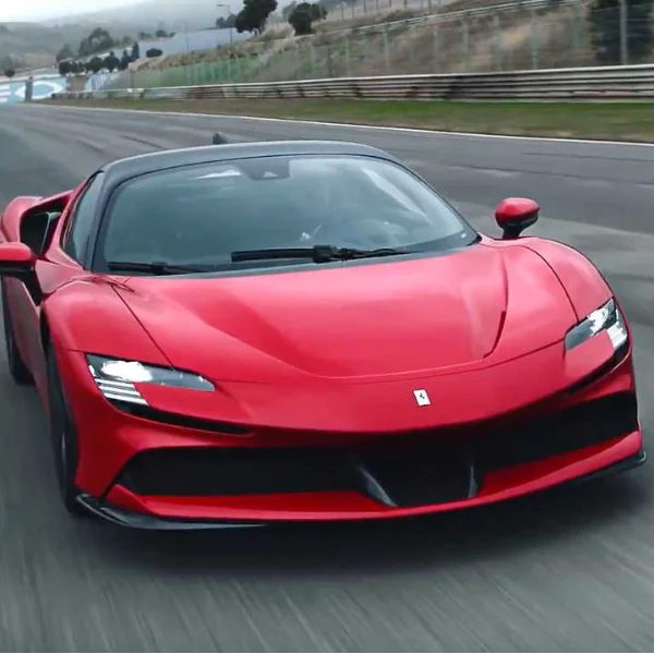 新一代「馬王」誕生！法拉利史上最強超跑 SF90 Stradale 霸氣問世　最大馬力來到 1000 匹！