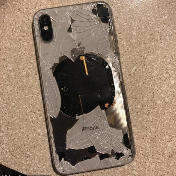iPhone X 電池膨脤！旅行途中機殼爆開螢幕分離極危險！
