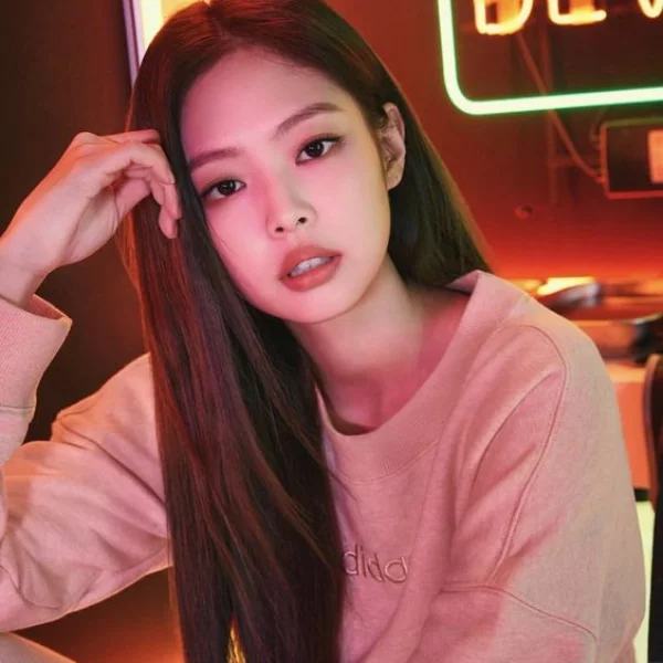 BLACKPINK  Jennie 運動穿搭超性感！辣秀傲人上圍、纖細水蛇腰