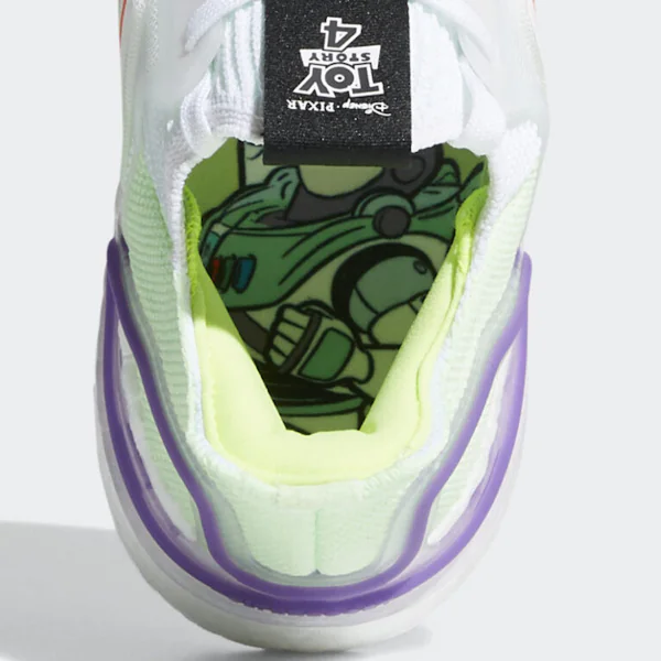 每週鞋報：YEEZY BOOST 350 V2 黑色滿天星來了；adidas 推出巴斯光年配色 Ultra BOOST 19
