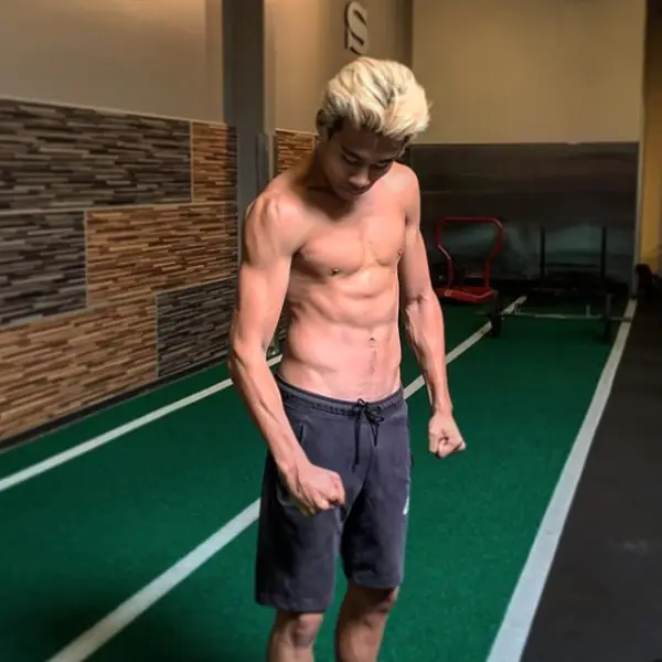 美國葉問是你？19 歲青年「超快出拳」把 20 磅藥球當氣球打　嚇壞網友：「他怎麼辦到的？」