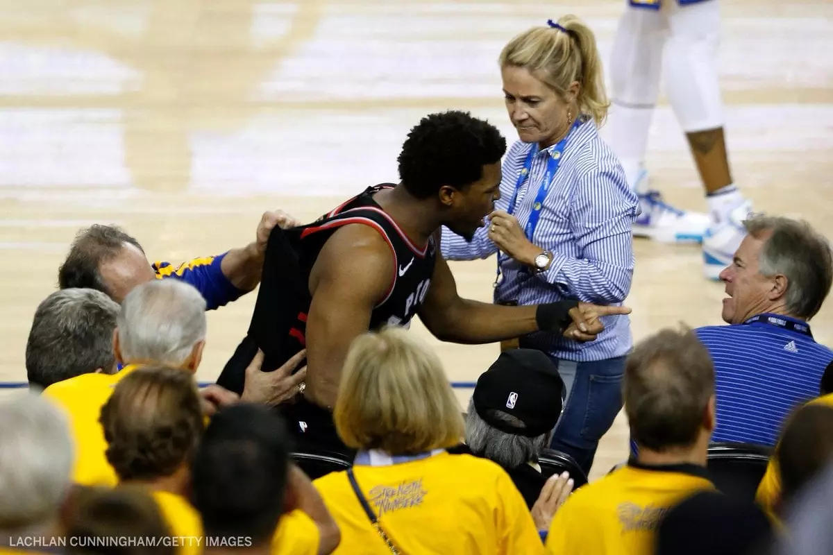 太誇張！勇士球迷比賽時怒推 Kyle Lowry 一把　詹皇發文抨擊：「這件事情我不能保持沉默！」