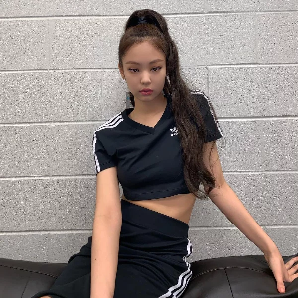 BLACKPINK Jennie 運動穿搭超性感！辣秀傲人上圍、纖細水蛇腰