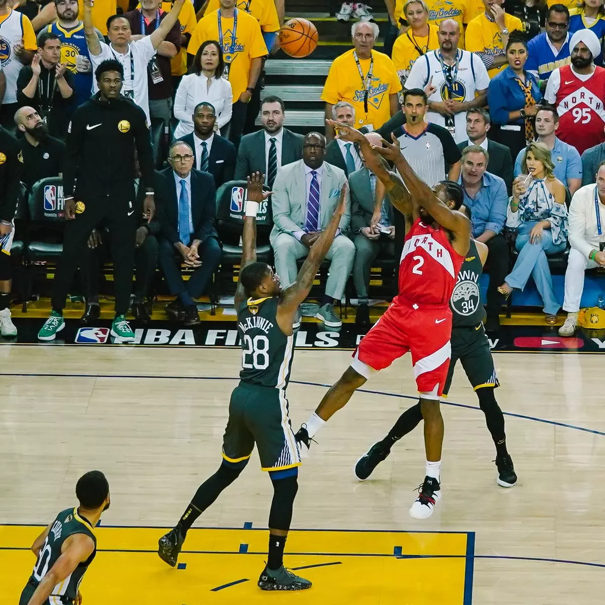 勇士主場全敗！Kawhi Leonard 狂炸 36 分 12 籃板　暴龍取得 3 比 1 聽牌優勢！