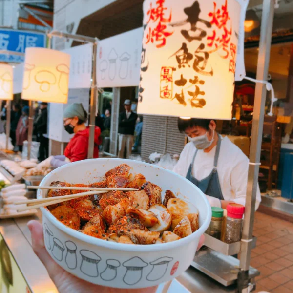 來逛士林夜市千萬不要錯過這些美食！黑糖奶、拉麵、燒肉飯全都排隊排到爆滿！