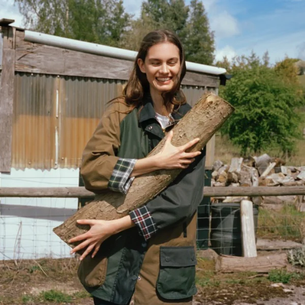 與 IT GIRL 的代名詞 Alexa Chung 聯名！Barbour 再創流行話題，網友：不買對不起自己