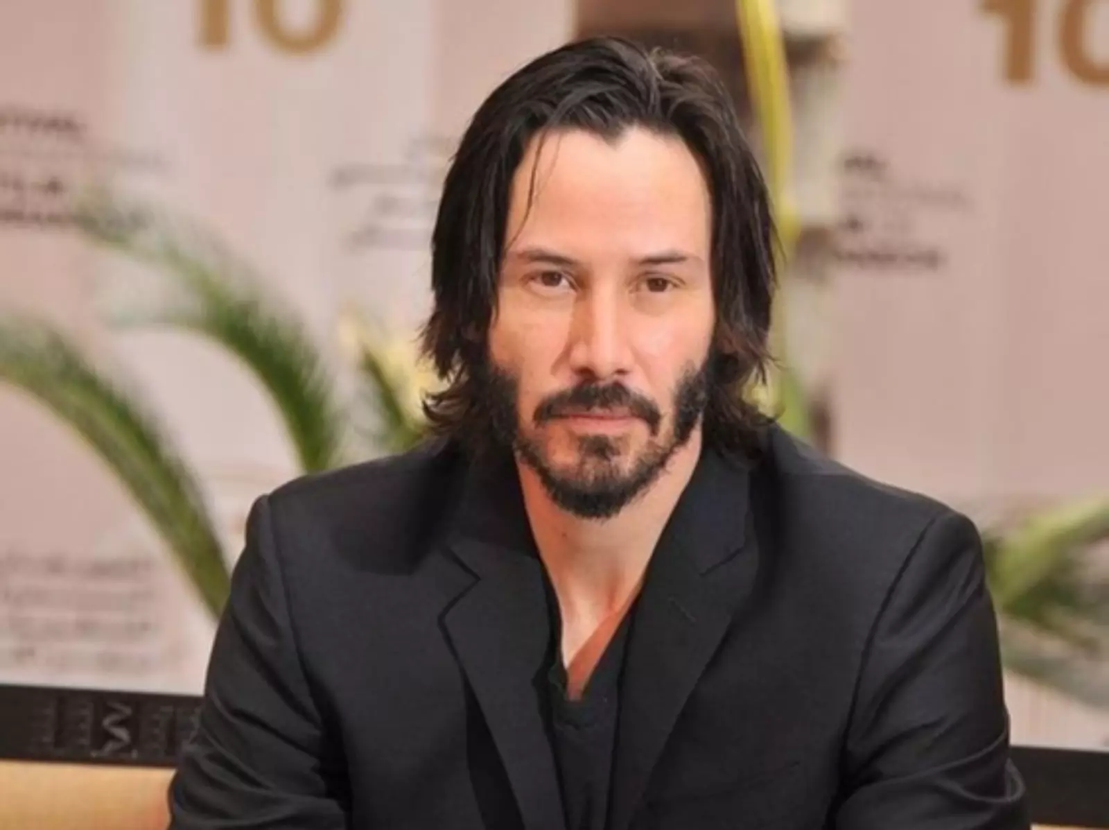 基努李維 Keanu Reeves 與女生合照展現「紳士手」！網友讚：「他真是絕世好男人 」